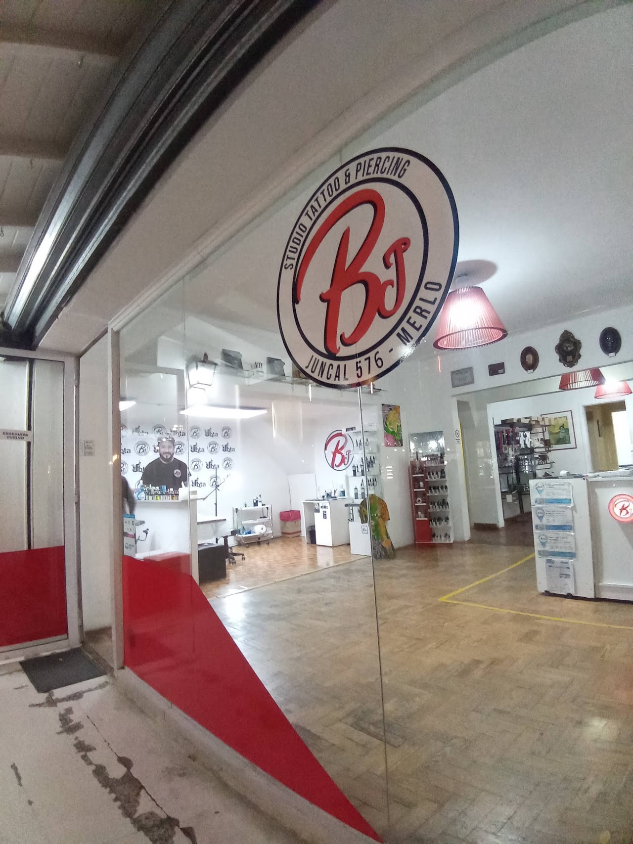 Cartel distintivo e interior de Bj Tattoo Studio & Piercing