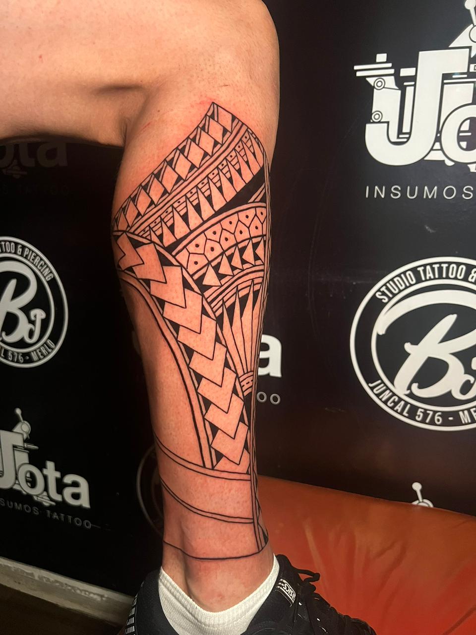 Tatuaje tribal polinesio en pierna realizado en Bj Tattoo Studio
