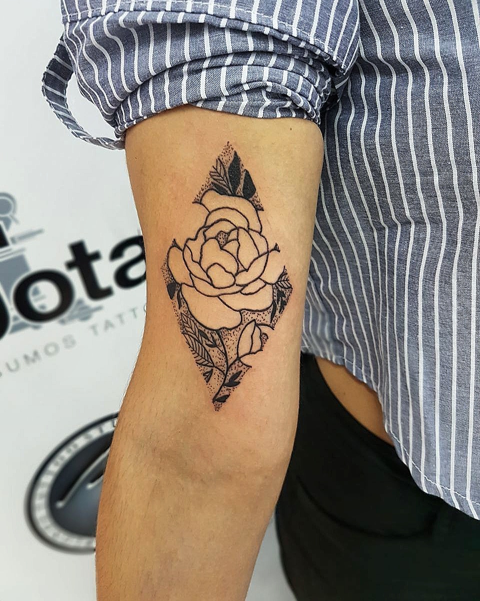 Tatuaje de rosa en línea fina realizado en Bj Tattoo Studio